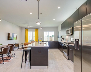 4914 Noble Street - Photo Thumbnail 7