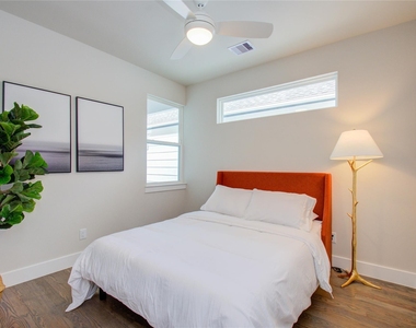 4914 Noble Street - Photo Thumbnail 25