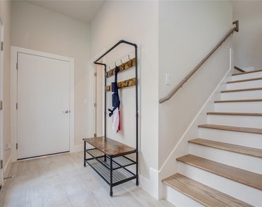 4914 Noble Street - Photo Thumbnail 3