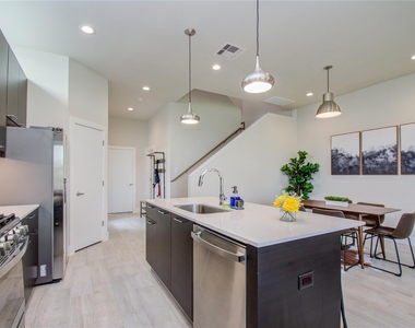 4914 Noble Street - Photo Thumbnail 8