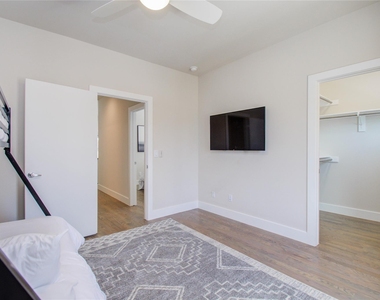 4914 Noble Street - Photo Thumbnail 24
