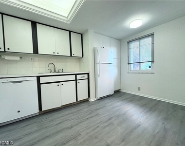2264 Winkler Avenue - Photo Thumbnail 3