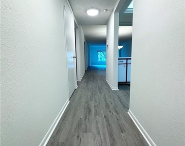 2264 Winkler Avenue - Photo Thumbnail 4