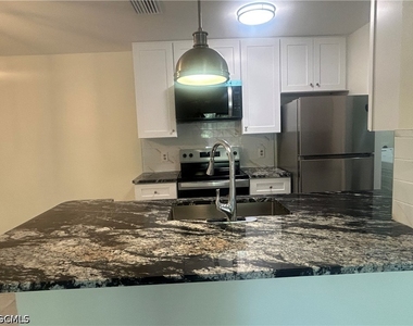 2875 Winkler Avenue - Photo Thumbnail 2