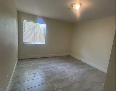 2875 Winkler Avenue - Photo Thumbnail 10