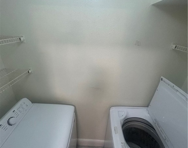 2875 Winkler Avenue - Photo Thumbnail 9