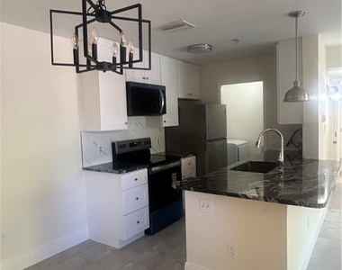 2875 Winkler Avenue - Photo Thumbnail 4