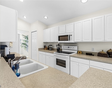 11015 Mill Creek Way - Photo Thumbnail 8