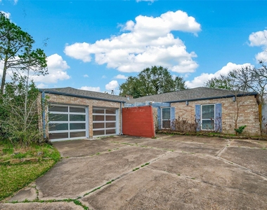 2130 Round Lake Drive - Photo Thumbnail 5
