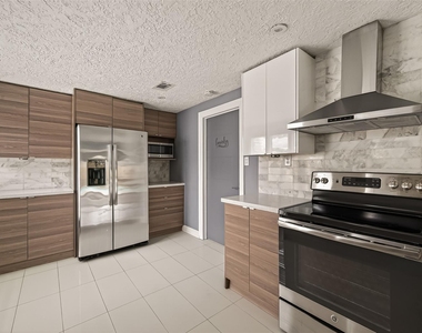 2130 Round Lake Drive - Photo Thumbnail 24