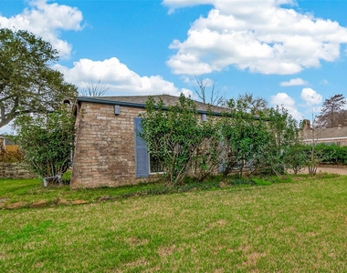 2130 Round Lake Drive - Photo Thumbnail 7