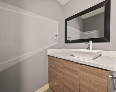 2130 Round Lake Drive - Photo Thumbnail 35