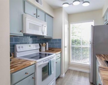 3506 Cove View Boulevard - Photo Thumbnail 9