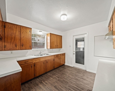322 Pinedale Avenue - Photo Thumbnail 3