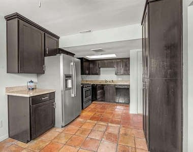 2415 Columbia Street - Photo Thumbnail 4