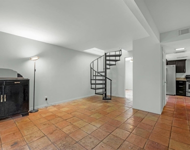 2415 Columbia Street - Photo Thumbnail 2