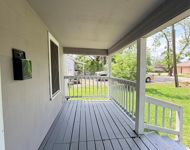 516 Hurst Street - Photo Thumbnail 2