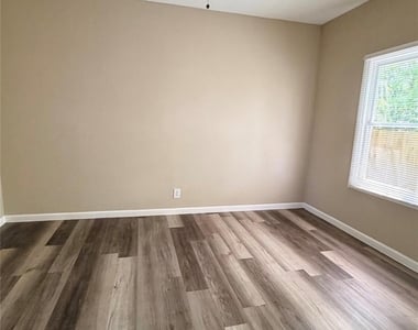 516 Hurst Street - Photo Thumbnail 10