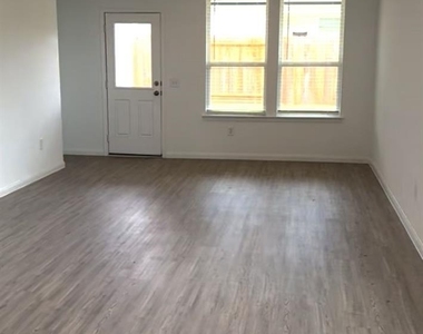 26073 Hampshire Drive - Photo Thumbnail 4