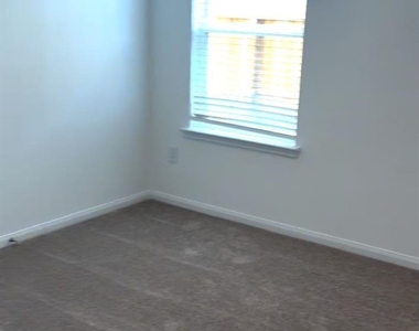 26073 Hampshire Drive - Photo Thumbnail 8
