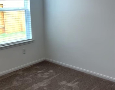 26073 Hampshire Drive - Photo Thumbnail 7