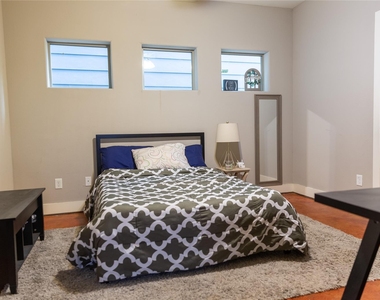 2903 Blodgett Street - Photo Thumbnail 6