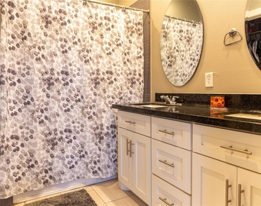 2903 Blodgett Street - Photo Thumbnail 16