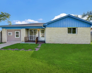 131 Lakewood Drive - Photo Thumbnail 1