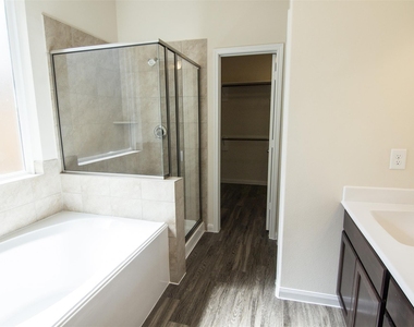 29614 Clover Shore Drive - Photo Thumbnail 10