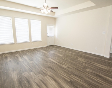 29614 Clover Shore Drive - Photo Thumbnail 4