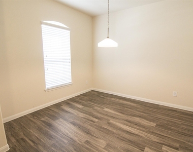 29614 Clover Shore Drive - Photo Thumbnail 12