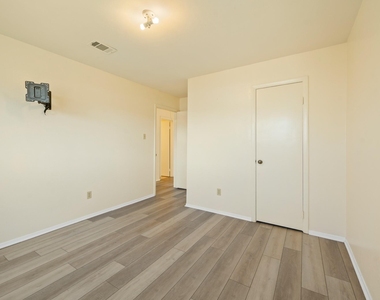4330 Willow Beach Drive - Photo Thumbnail 27