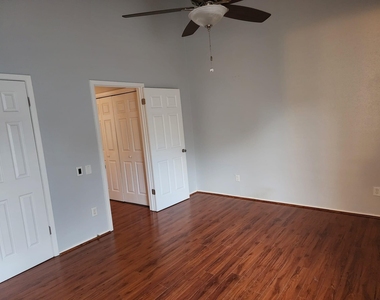 11710 Southlake Drive - Photo Thumbnail 4