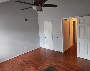 11710 Southlake Drive - Photo Thumbnail 6
