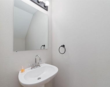 4007 Starbridge Pointe Lane - Photo Thumbnail 11