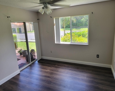 1590 S 42nd Circle - Photo Thumbnail 2