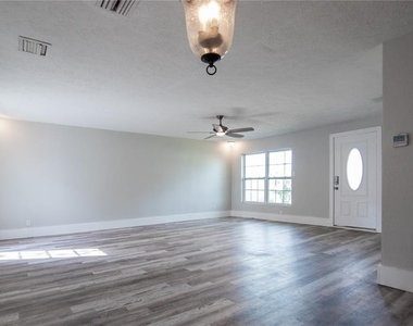 4710 W Price Avenue - Photo Thumbnail 4