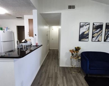 2031 Cascades Boulevard - Photo Thumbnail 3