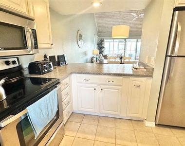 1096 Villa Lane - Photo Thumbnail 12