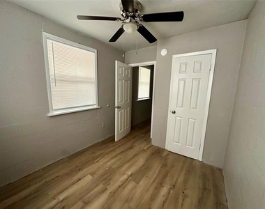 649 Ne Waldo Road - Photo Thumbnail 6
