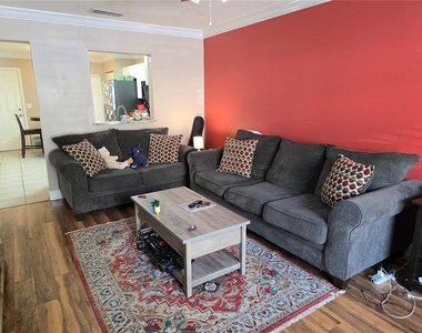 2636 Sw 35th Place - Photo Thumbnail 3