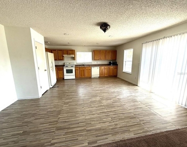 121 Lindsay Drive - Photo Thumbnail 3