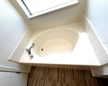 121 Lindsay Drive - Photo Thumbnail 5