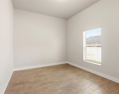 870 Columbia Street - Photo Thumbnail 19