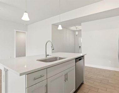 870 Columbia Street - Photo Thumbnail 8