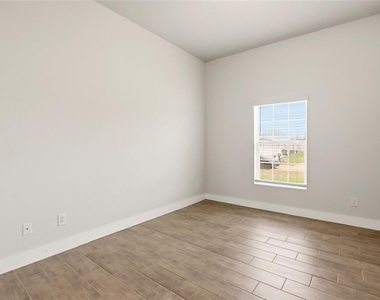 870 Columbia Street - Photo Thumbnail 21