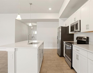 870 Columbia Street - Photo Thumbnail 11