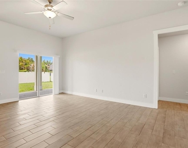 870 Columbia Street - Photo Thumbnail 9