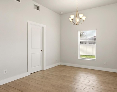 870 Columbia Street - Photo Thumbnail 14