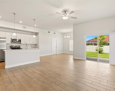 870 Columbia Street - Photo Thumbnail 2